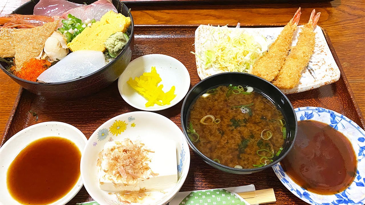 【コスパ最強の寿司と定食】新鮮魚介たっぷりの海鮮丼と海老フライ2本、冷奴がついて800円！恐るべしおまかせ定食！三重県津市「寿し保」
