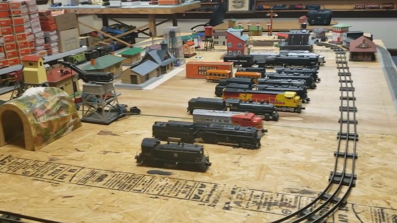 Lionel No.  259 Locomotive & Tender with 600 Series Tinplate cars from the 1930's.
