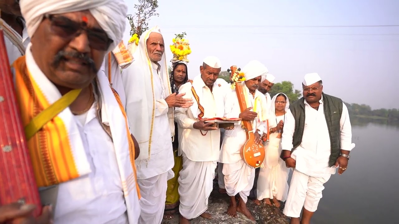 संत निळोबाराय पालखी सोहळ्याच्या दुसऱ्या दिवसाचेगंगा आणि पादुका पूजन अमदाबाद गोड नदी येथे पार पडले 