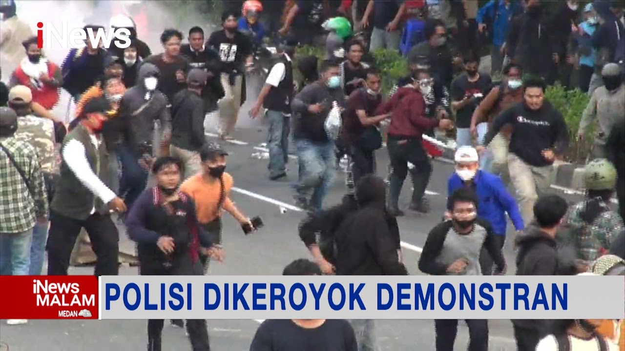 Melintas di Tengah Demo, 2 Anggota Polisi Dikeroyok Massa #iNewsMalam 11/04