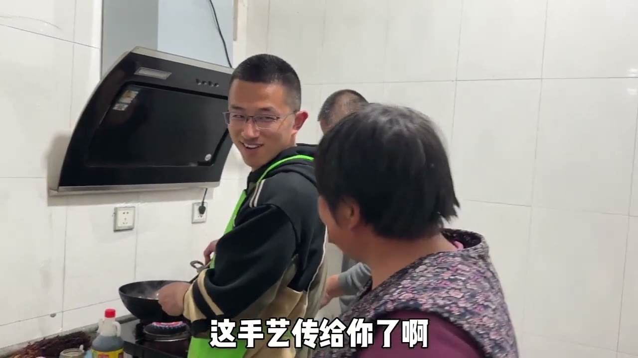 为迎接大大到来，小伙下厨做大餐，全家齐上阵，其乐融融好不热闹 #vlog日常 #亲情 #一家人欢聚一堂