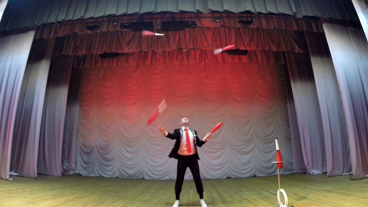 Антон Кобычев соло жонглер булавами