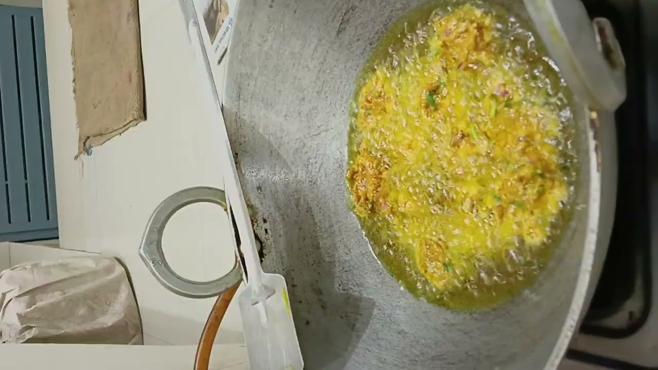 1 kilo machhali mein bahut sara anda nikala to main anda ka pakoda banai super tasty yummy 🤤🥳🤤