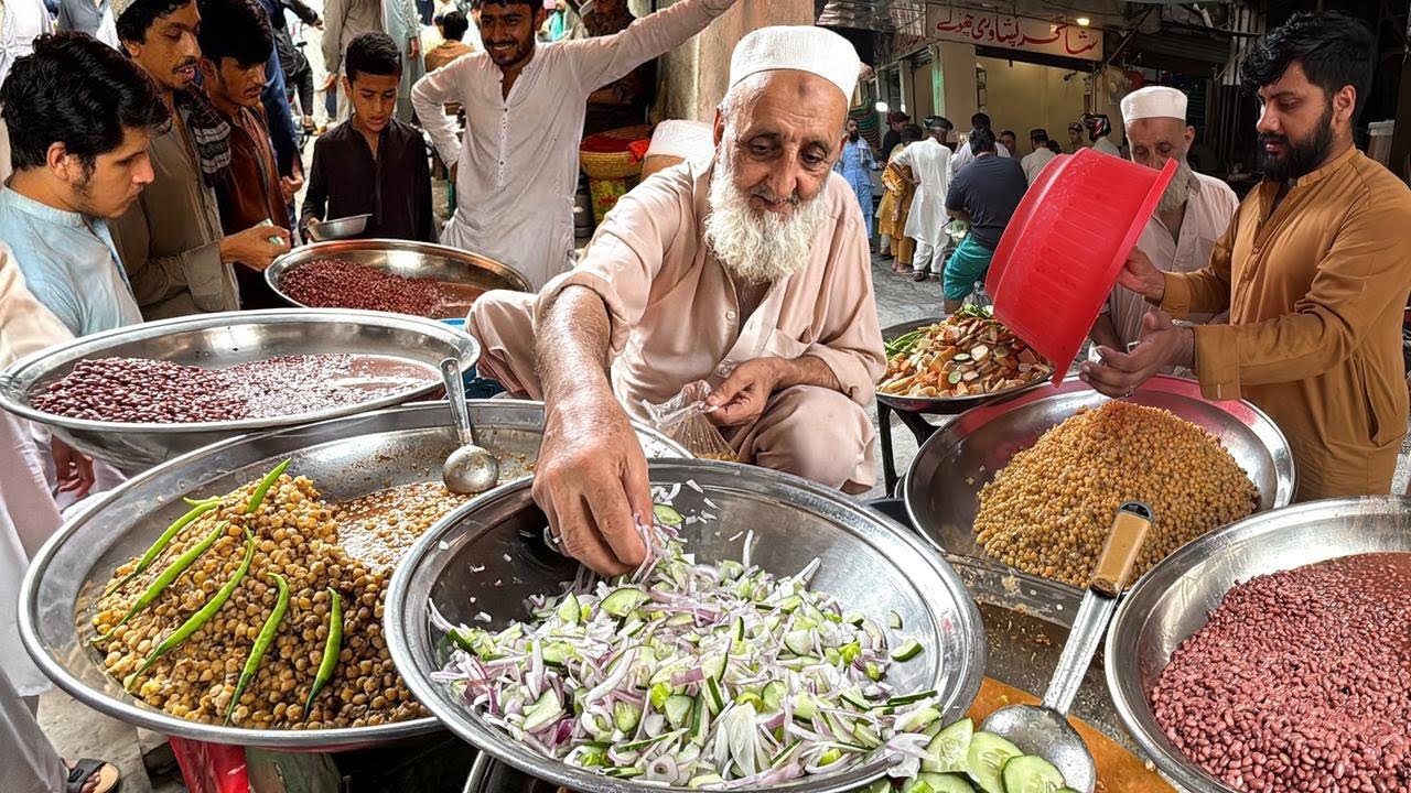 80-YEAR-OLD MAN SELLING CHICKPEAS, BEANS ON STREET FOR 60 YEARS | Most Cheapest Pakistani Nashta
