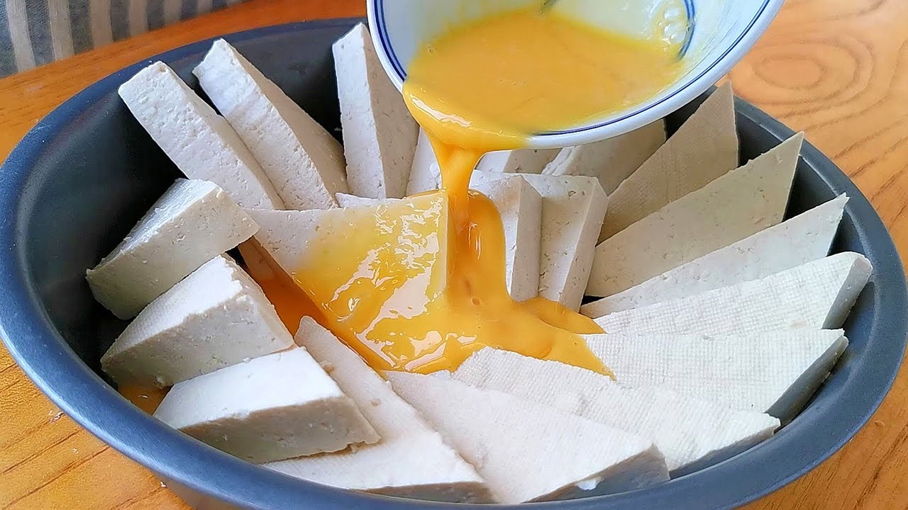 Не жарьте тофу напрямую, сбрызните 2 яйца, он ароматнее мяса