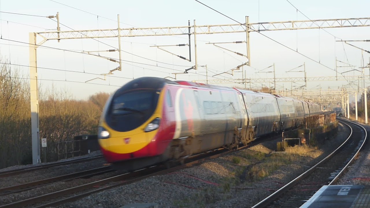 Virgin 'Pendolino' 390005 powers through Tamworth (24/11/14)