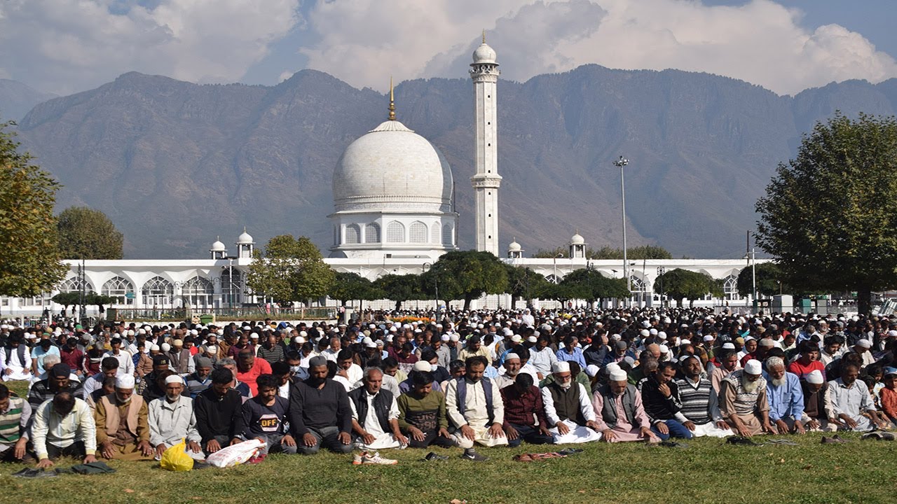 Devotees Visit Hazratbal on Friday following Eid-Milad-un-Nabi