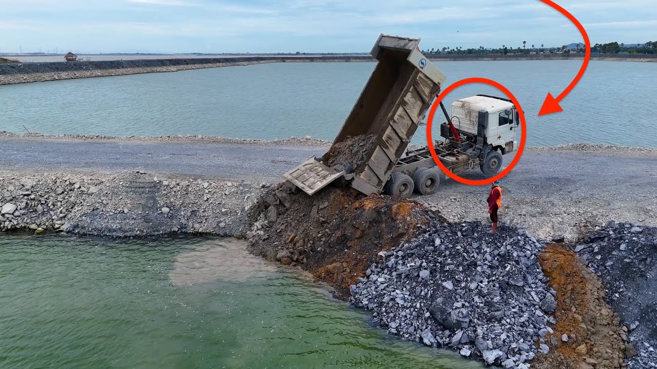 Fantastic! A SHANTUI Bulldozer is attached to the rock-filling project and is skilfully pushed.