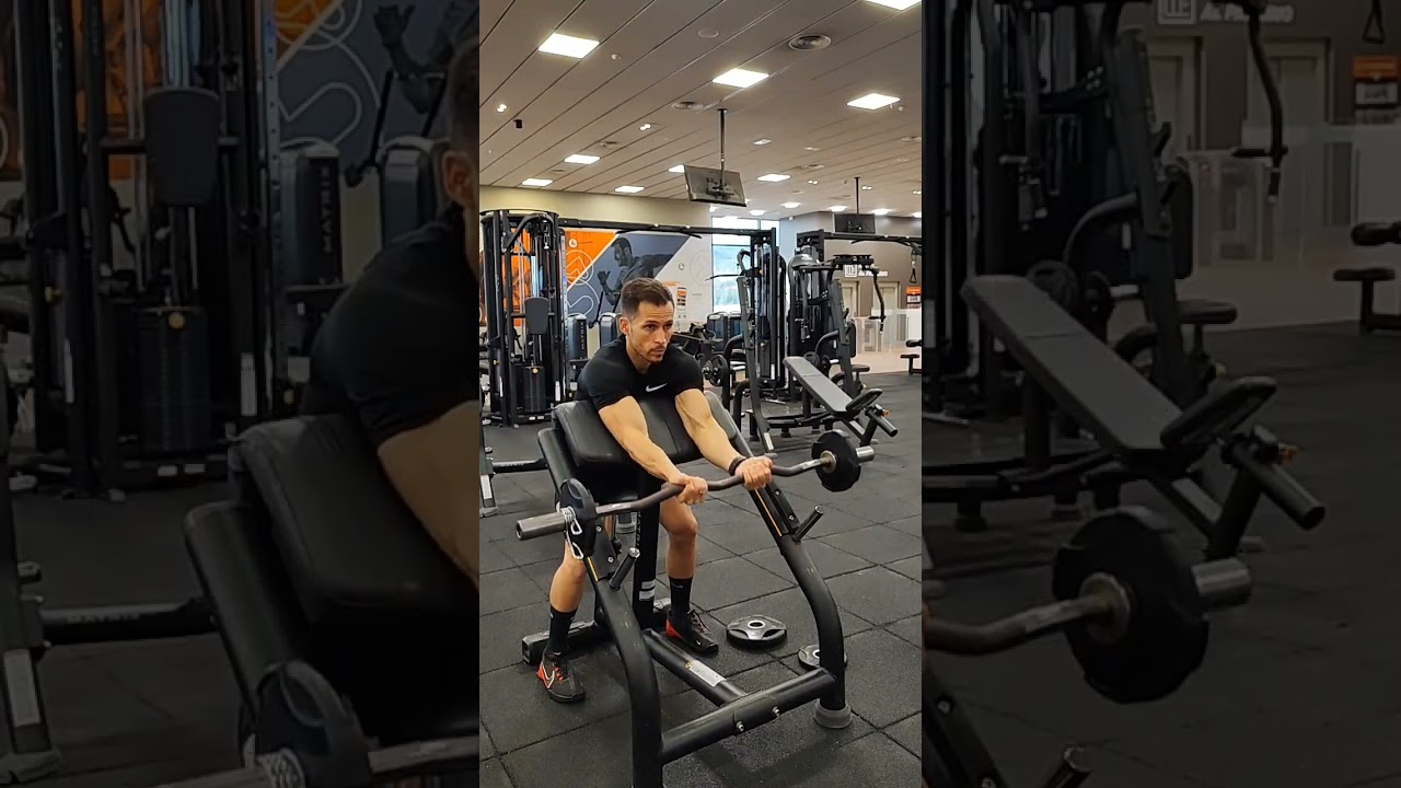 CURL DE BICEPS CON BARRA Z AGARRE CERRADO