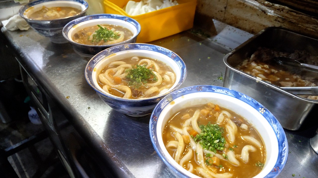 ２０時開店→深夜の大行列の先には驚愕のカレーうどんラッシュ！