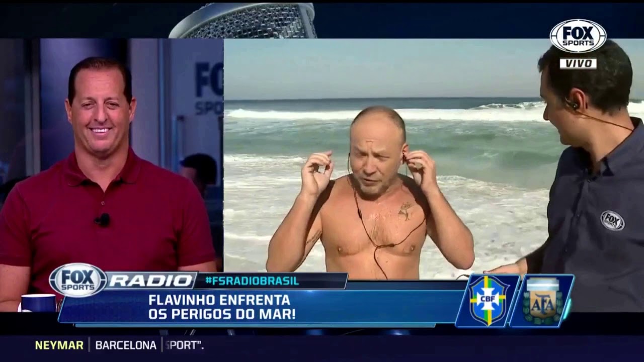 Flávio Gomes perde aposta e dá mergulho ao vivo no Fox Sports Radio (Brasil 2x0 Argentina)