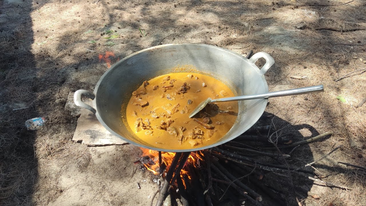 Masak Gulai Bebek Aceh di pantai Laut Riting Aceh Besar 