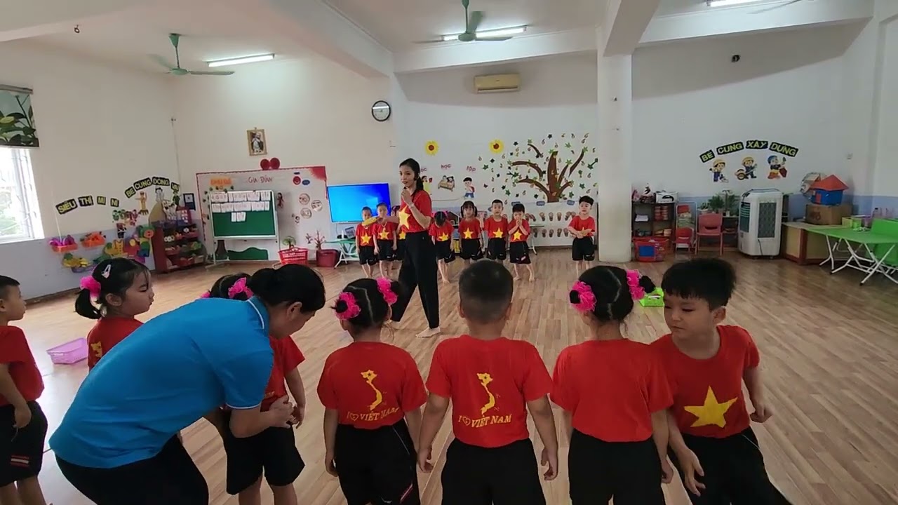 Hoạt động phát triển vận động : Ném xa bằng một tay.