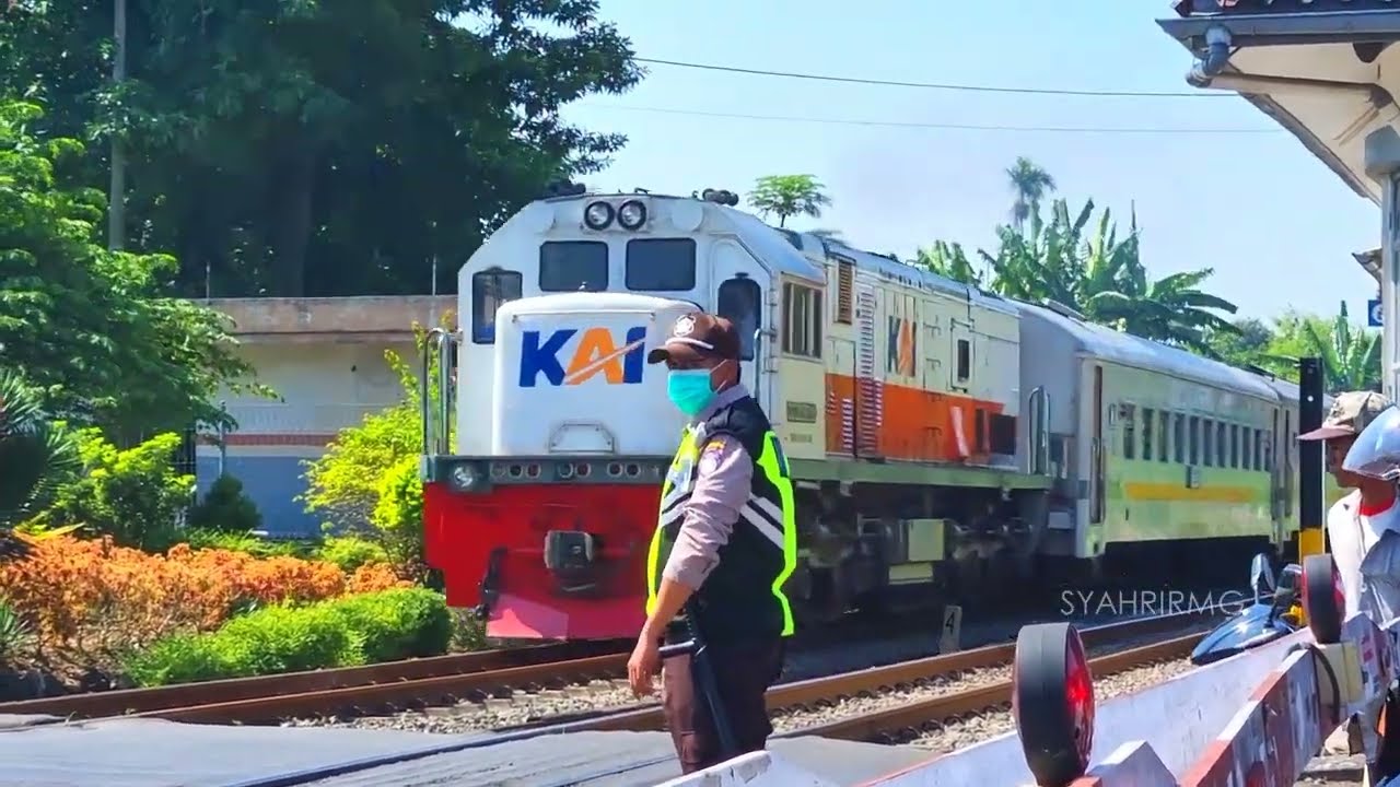 Siang Hari Perlintasan Kereta Api Bandung Stasiun Andir