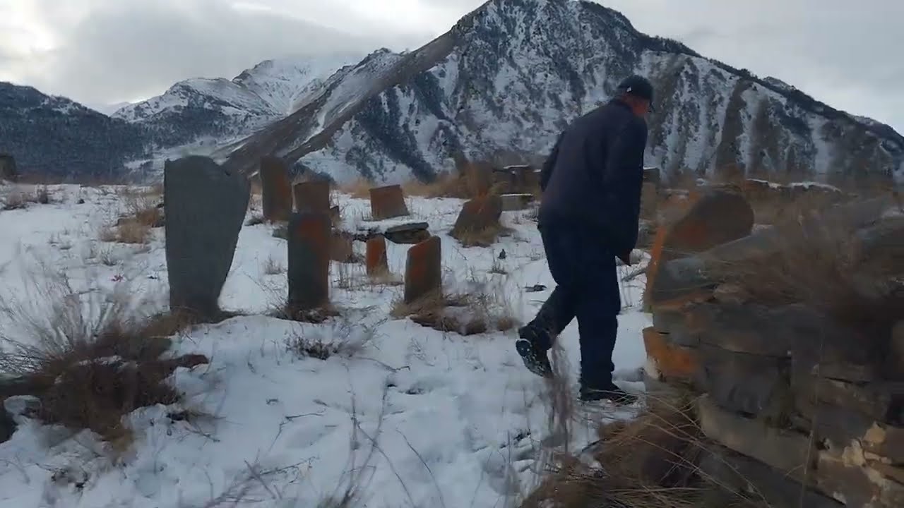 Старинное осетинское кладбище в высокогорном селе Камунта / Склепы, могильники / Дигория