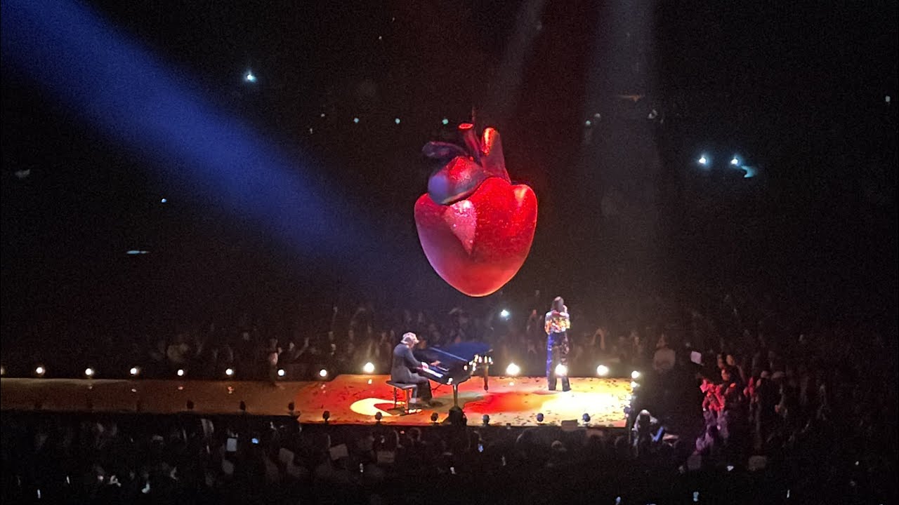Clara Luciani - Dors Live Respire Encore Tour Paris Accor Arena 08.12.2022