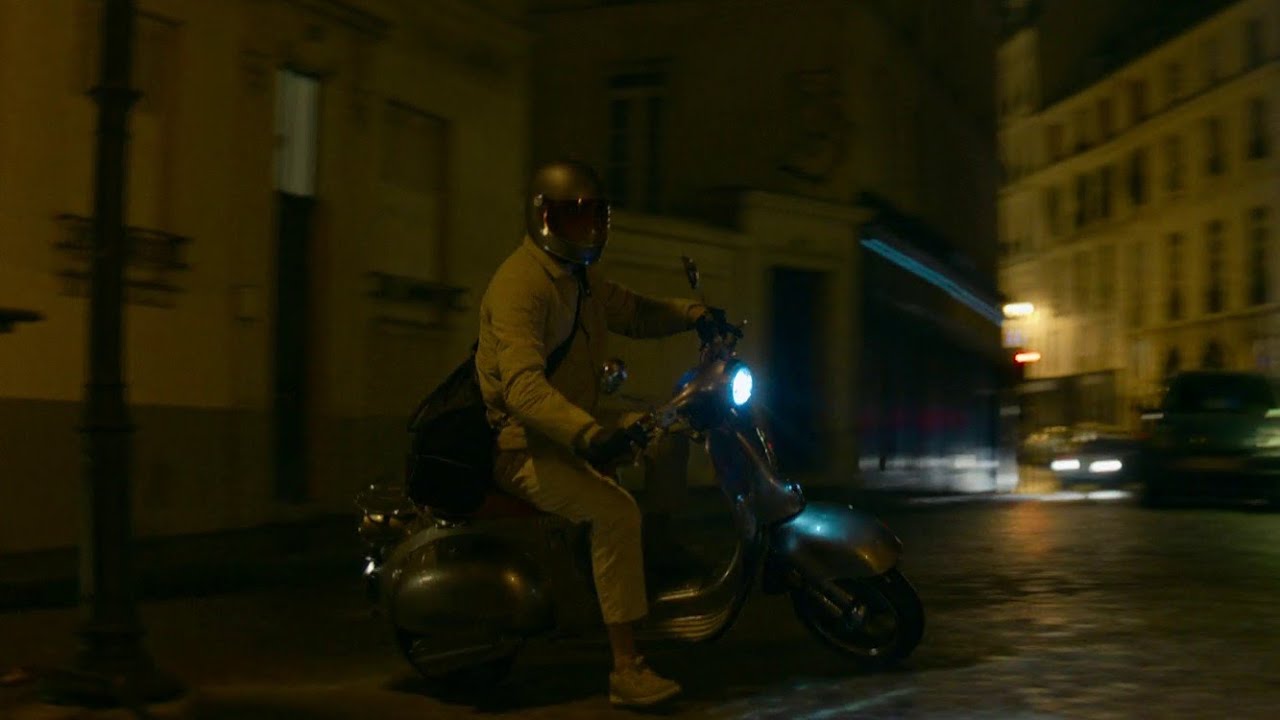 Michael Fassbender in Vespa electric / The Killer (2023)