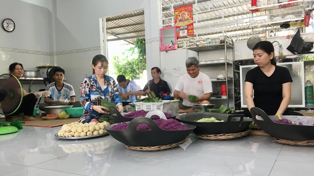 Cả nhà cùng nhau gói bánh tét, bánh ú, bánh ít gân ngày mùng 5 tháng 5