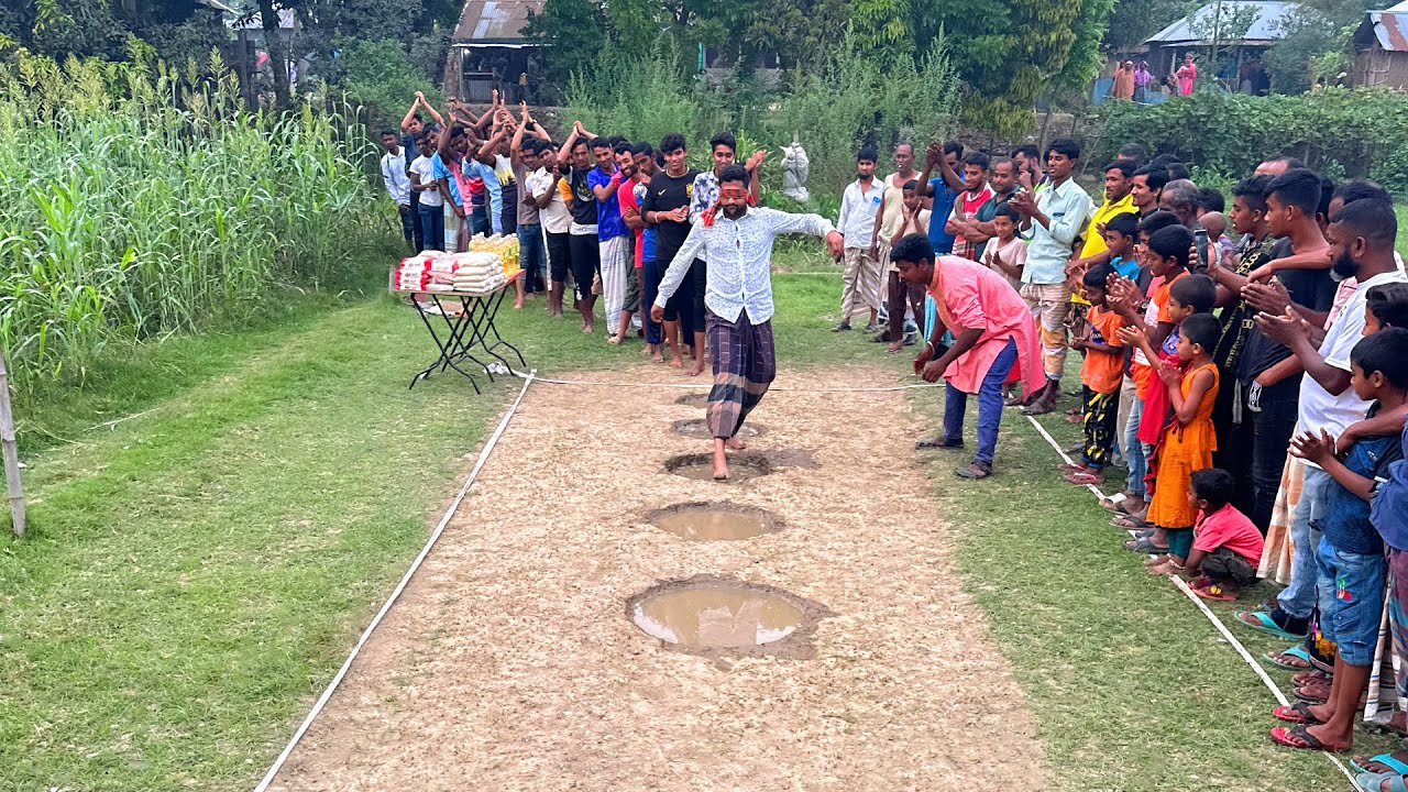 চোখ বেধে ৫ খাল পার হওয়ার আজব খেলা। মজার খেলা দেখতে গ্রামের সবাই একসাথে জড়ো হলো। Funny Village Game