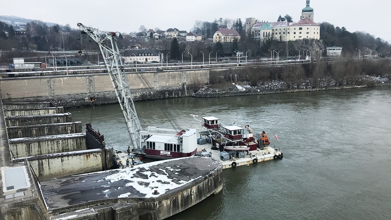 Schwimmkran im Wintereinsatz in Ybbs- VERBUND