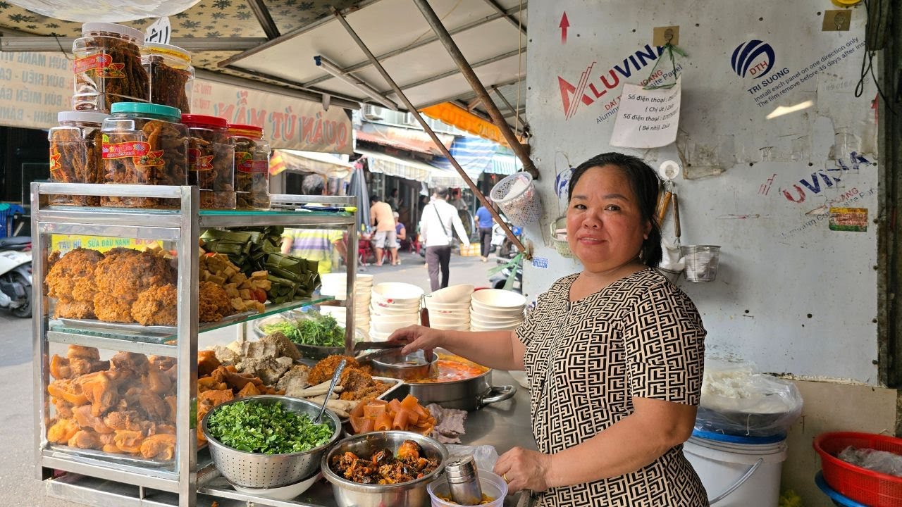 Trùm bún riêu Sài Gòn vắng mặt không lý do, khách đến chờ rất đông