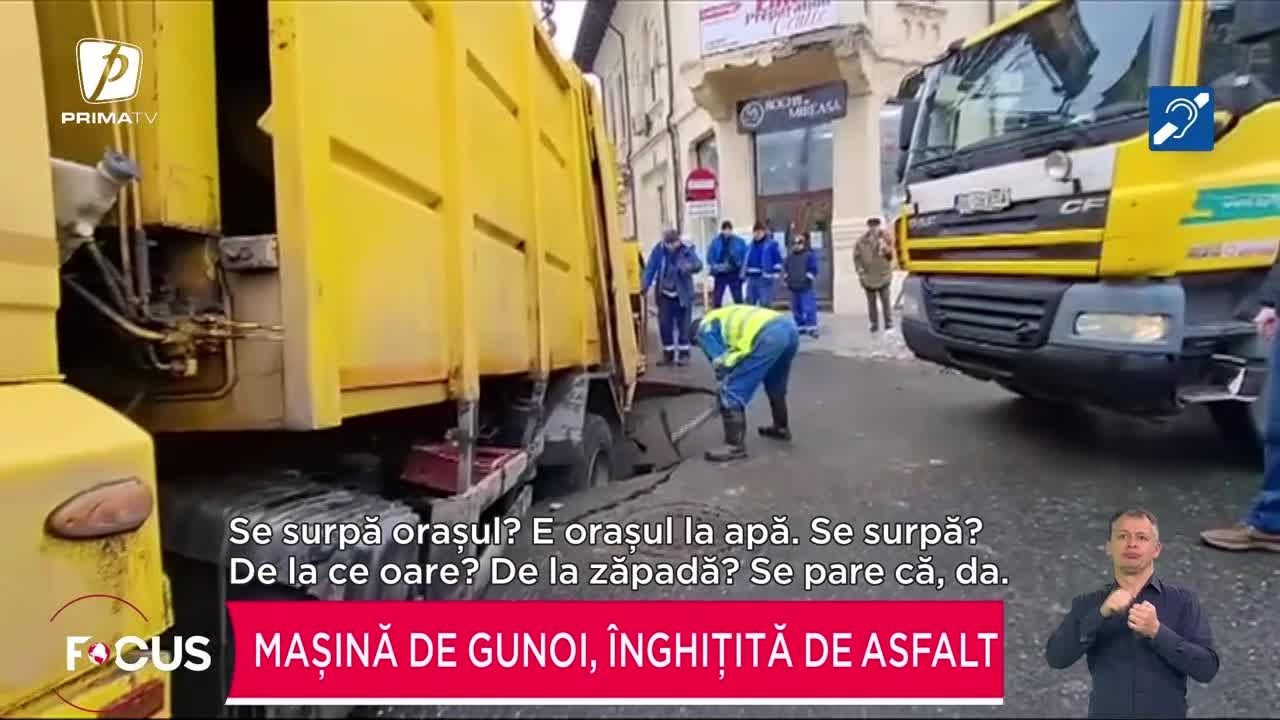 Mașină de gunoi, înghițită de asfalt