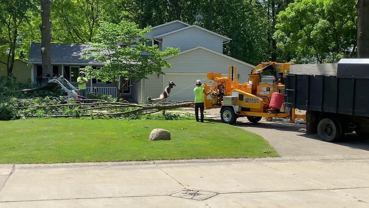 5.7L V8 Powered Wood Chipper
