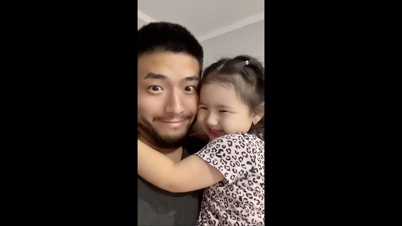 莉娜被妈妈和姐姐冷落了，哭诉着找爸爸撑腰！