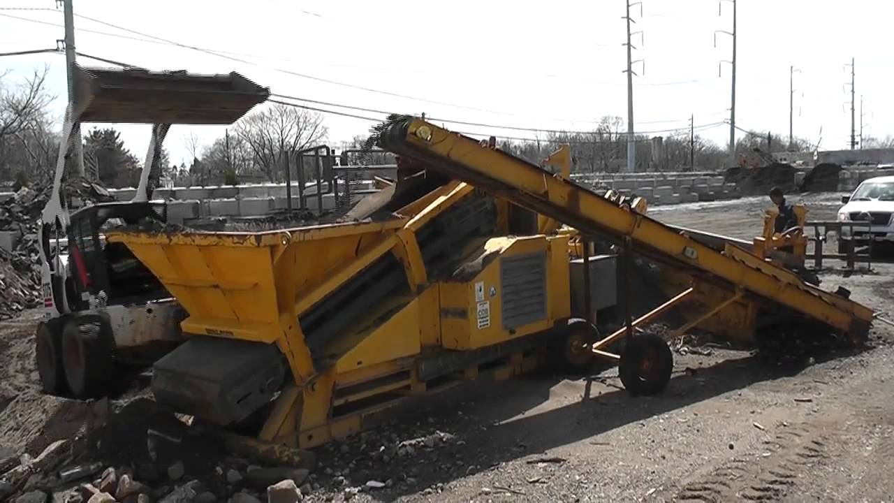 Rubble Master RM60 & CS2500 crushing contractor waste