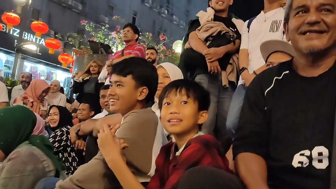 pakcik, makcik, ibu ibu ,adik adik happy sekali layan lagu jawa di bukit bintang