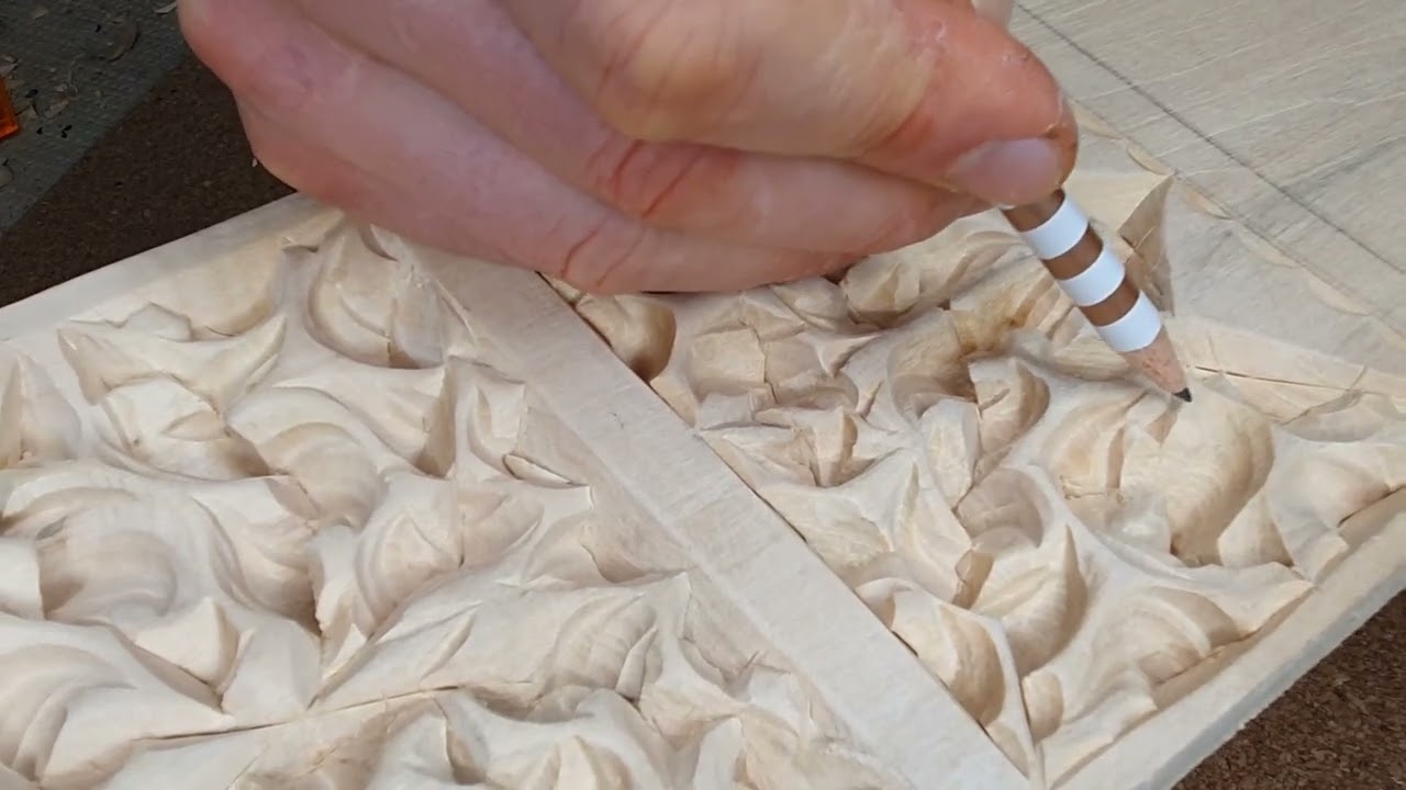 UNO DEI MODI DI COME INTAGLIARE IL LEGNO.