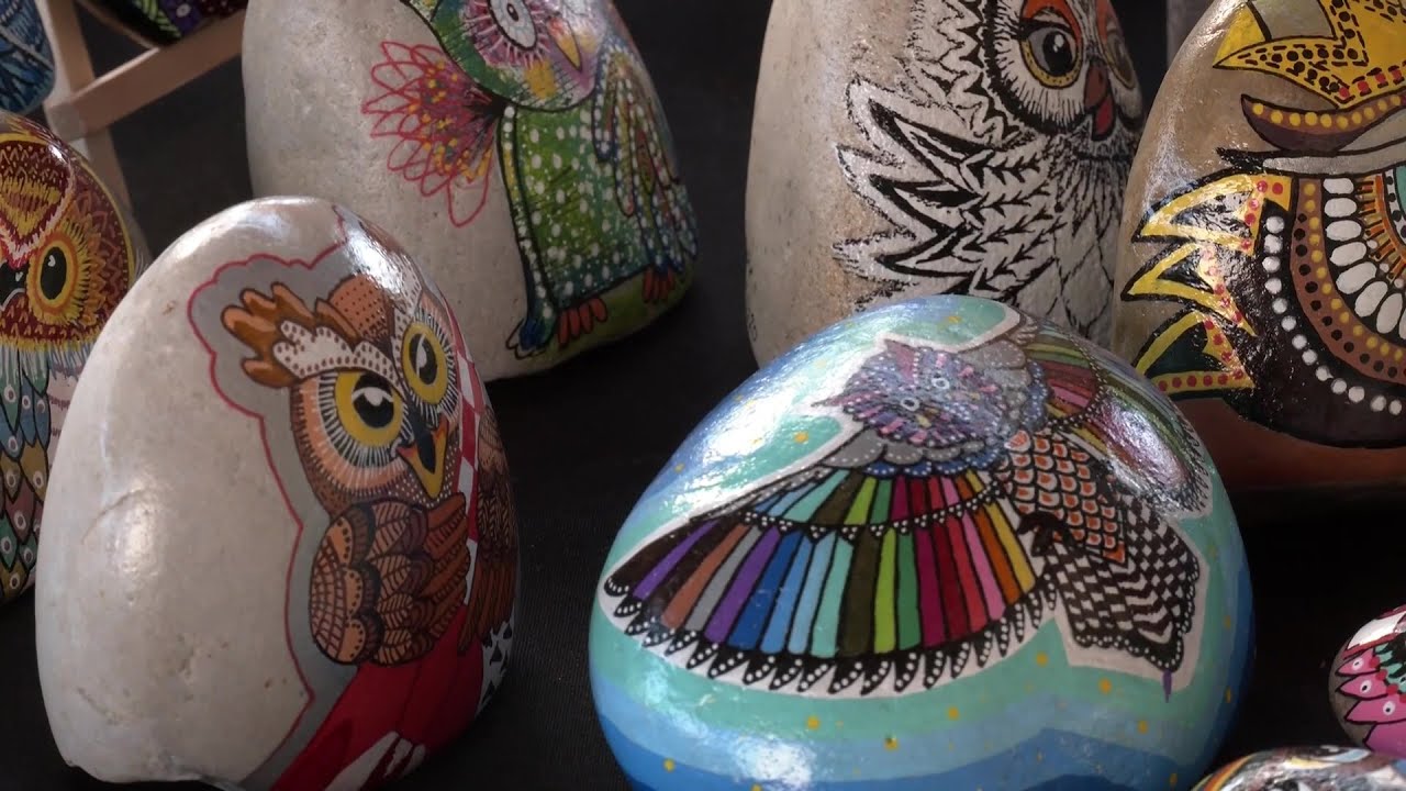 De chouettes galets colorés et solidaires made in Vosges