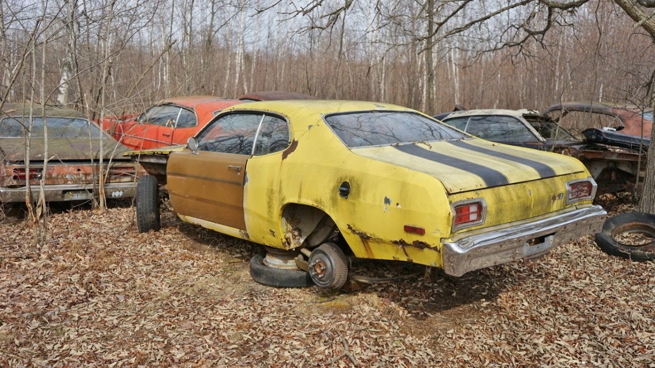 Я обнаружил кучу ржавеющих автомобилей Mopar Duster и Dart!