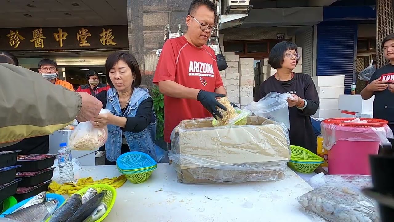 帥兒子亂搞蝦仁瀑布 又來 #中彰海王子 #烏日火車站 #海鮮叫賣 #海鮮拍賣