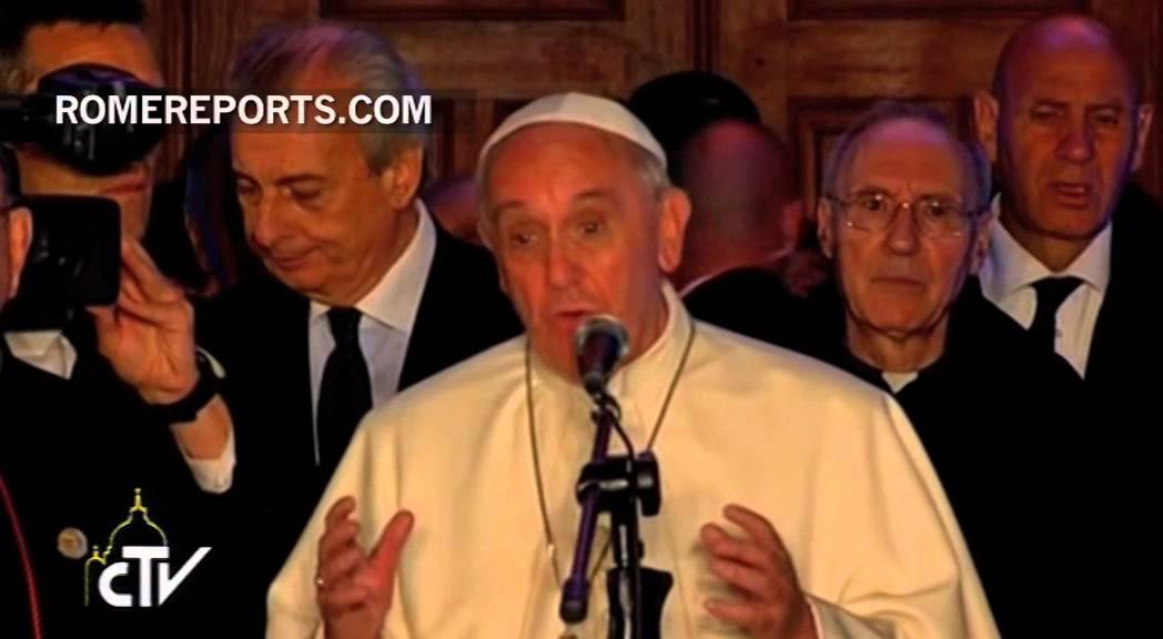 El Papa bendice al pueblo ecuatoriano después de visitar la catedral de Quito