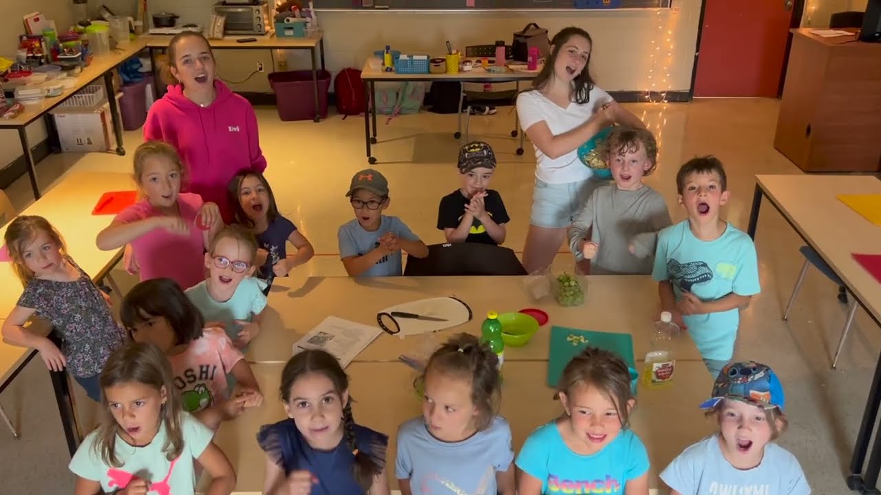 Des enfants chantent la chanson de camp de l'été 2025 - Cégep de l'Outaouais (Hull)