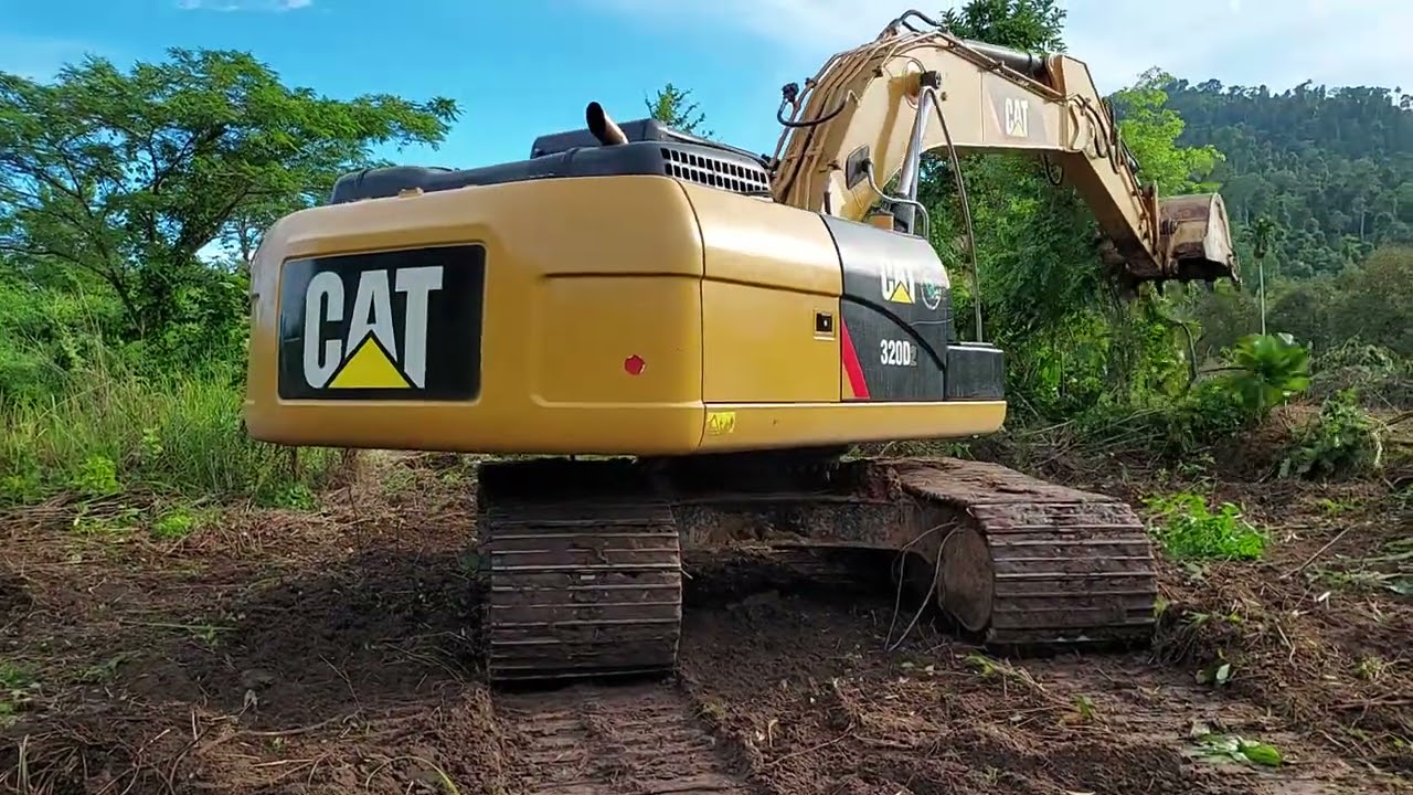 ตัวช่วยมาแล้ว CAT.320.D2 กับงานตีป่าไม้ยกร่องปลูกทุเรียน รถขุดรถบรรทุกจังหวัดจันทบุรี
