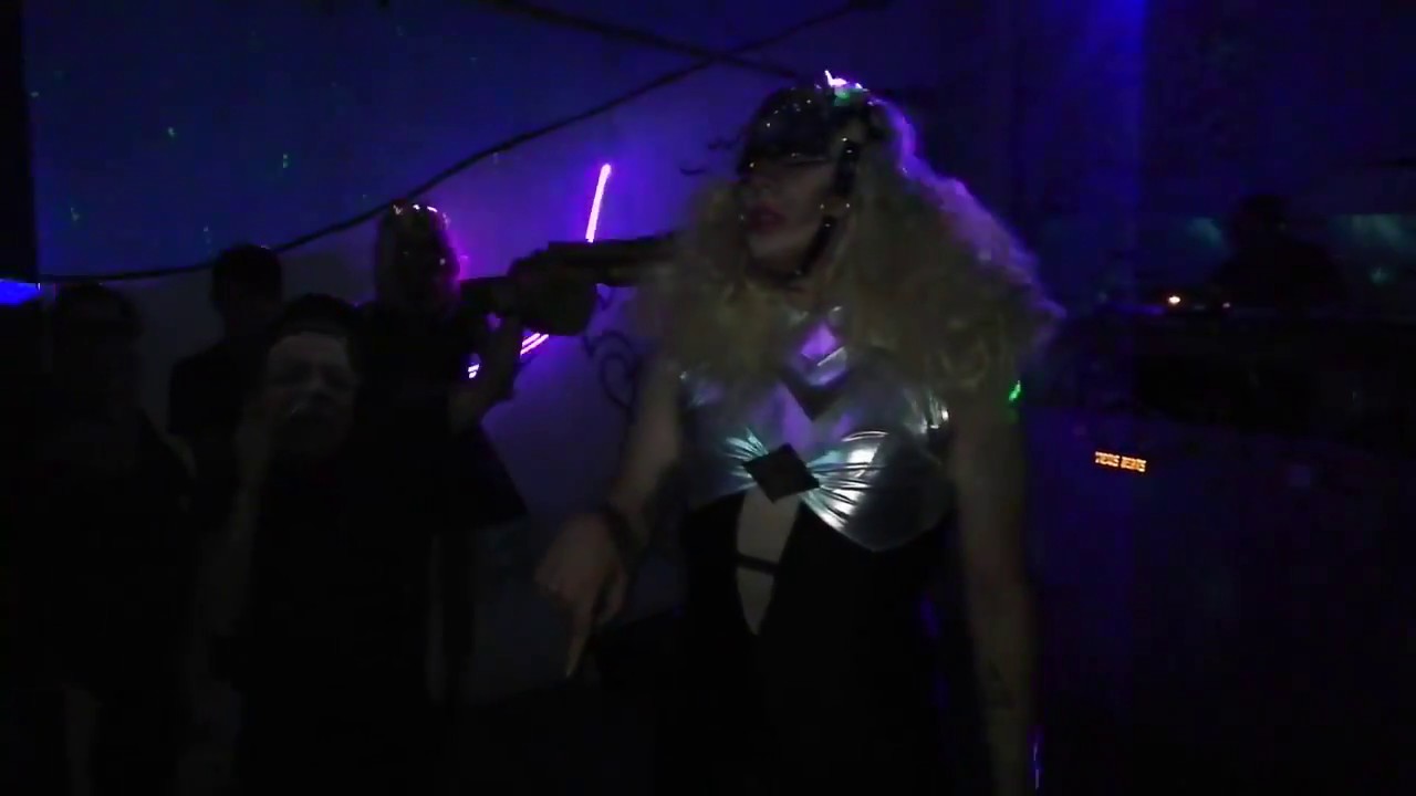 Protesta con performance drag, Mariana Grande antes amenazas de Mario Platas