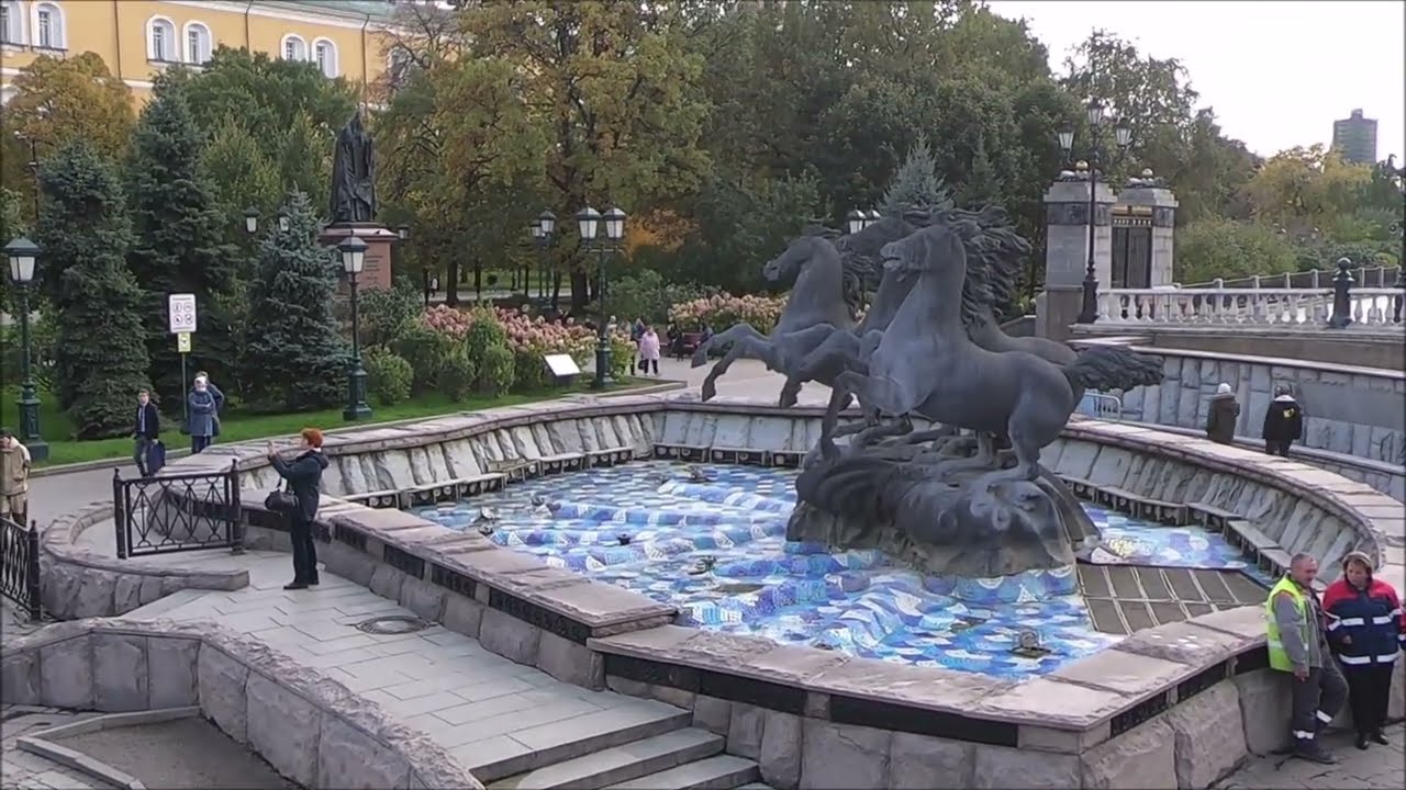 Моховая и Манежная улицы Москвы.