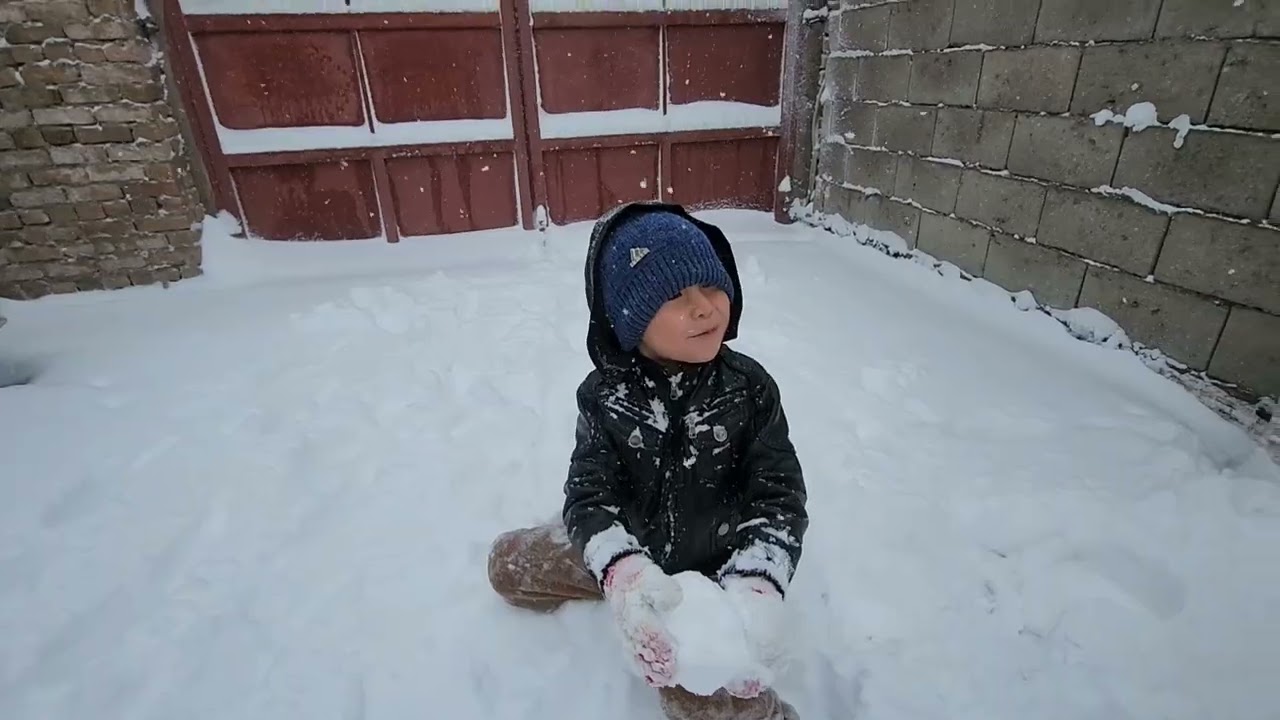 برف باری و برف باد امروز غزنی  خوشحالی بچه ها 🌨🌫❄️❄️