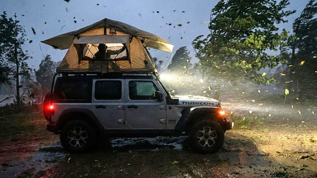 Surviving a 50mph WIND STORM in my Roof Top Tent [ Scary Night, Jeep Shake, High Winds ]