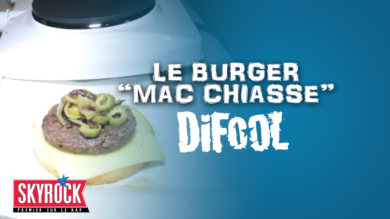 Cédric fait goûter son burger 