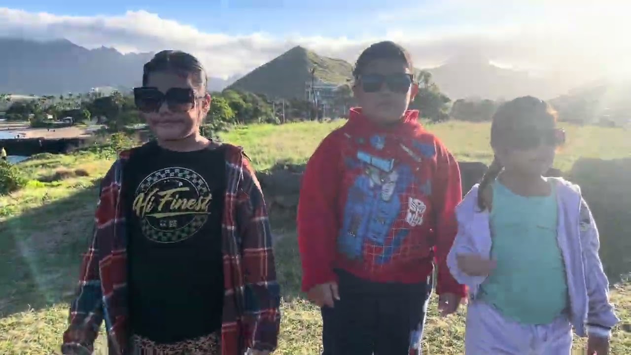 Pohaku kids walk to Kū’īlioloa Heiau/Pōka’i Bay
