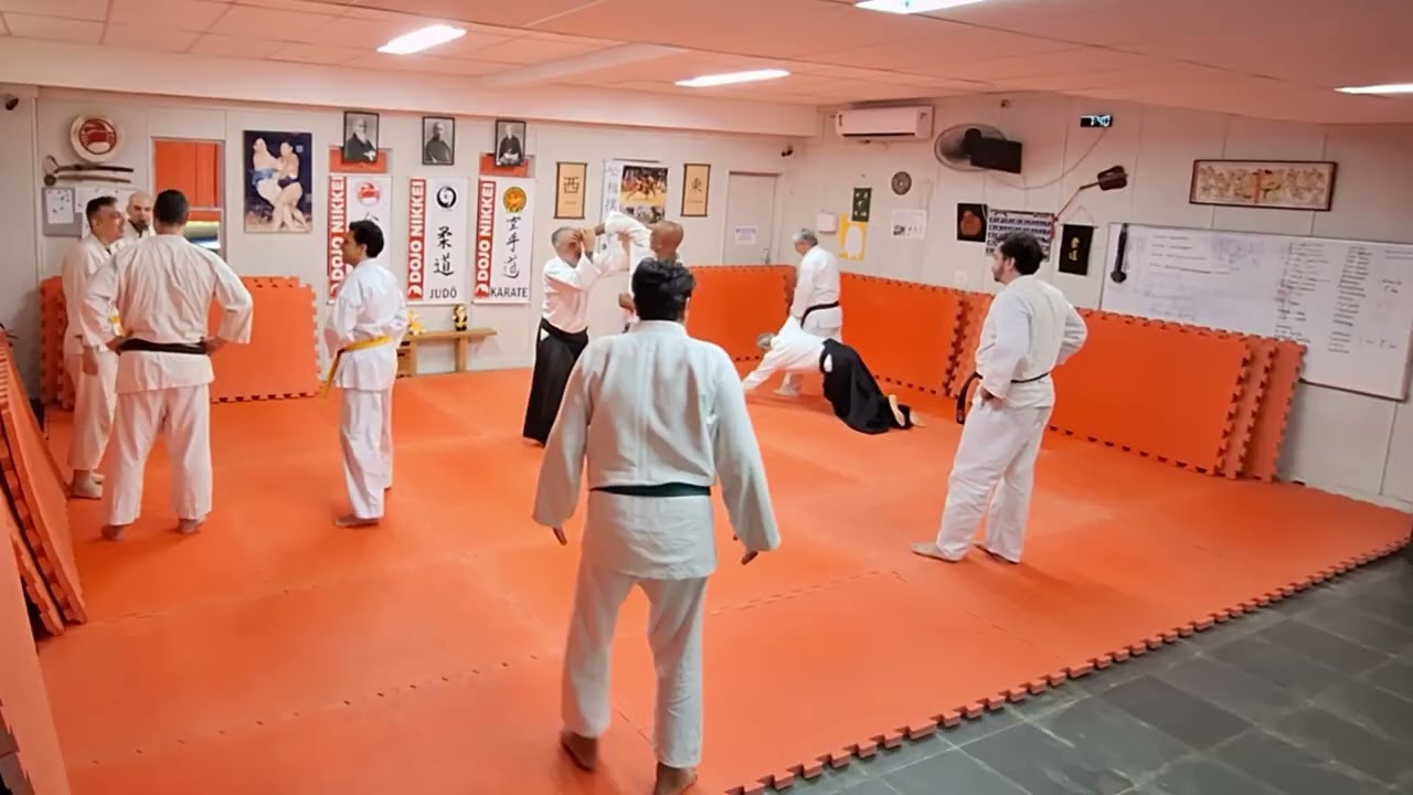 Tsuki Ikkyo + sequência Tsuki → Gyaku-tsuki → Osae