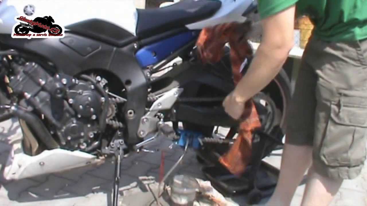 Jak zvednout motorku na servisni stojan a cisteni retezu s pripravkem Kettenmax