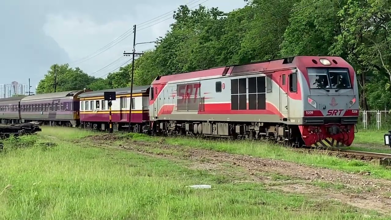 รถไฟ | ขบวนรถด่วนพิเศษที่ 14 ทำขบวนผ่านจุดตัดรถไฟสถานีเชียงใหม่
