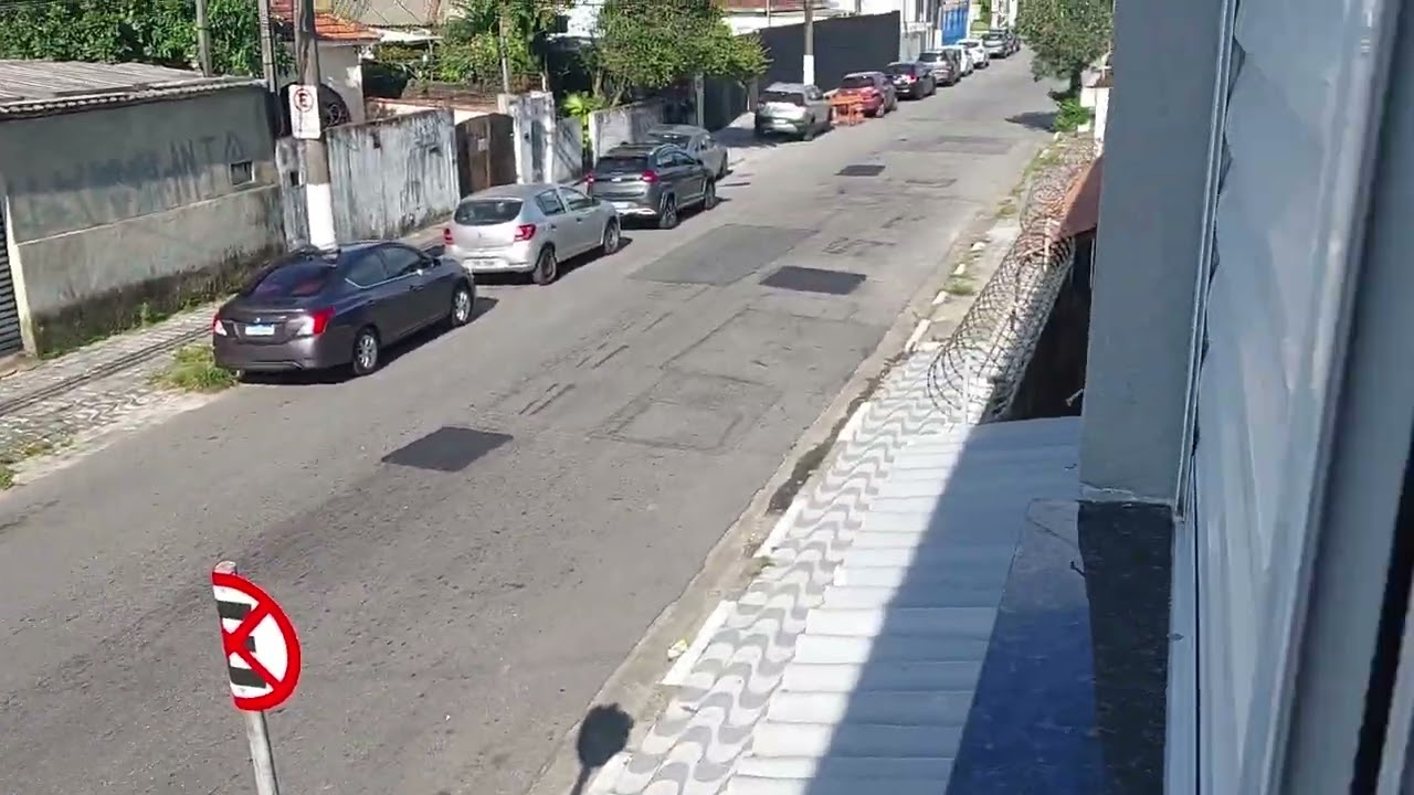 Vende-se Triplex com suíte e vaga de garagem em São Vicente, Litoral Paulista!