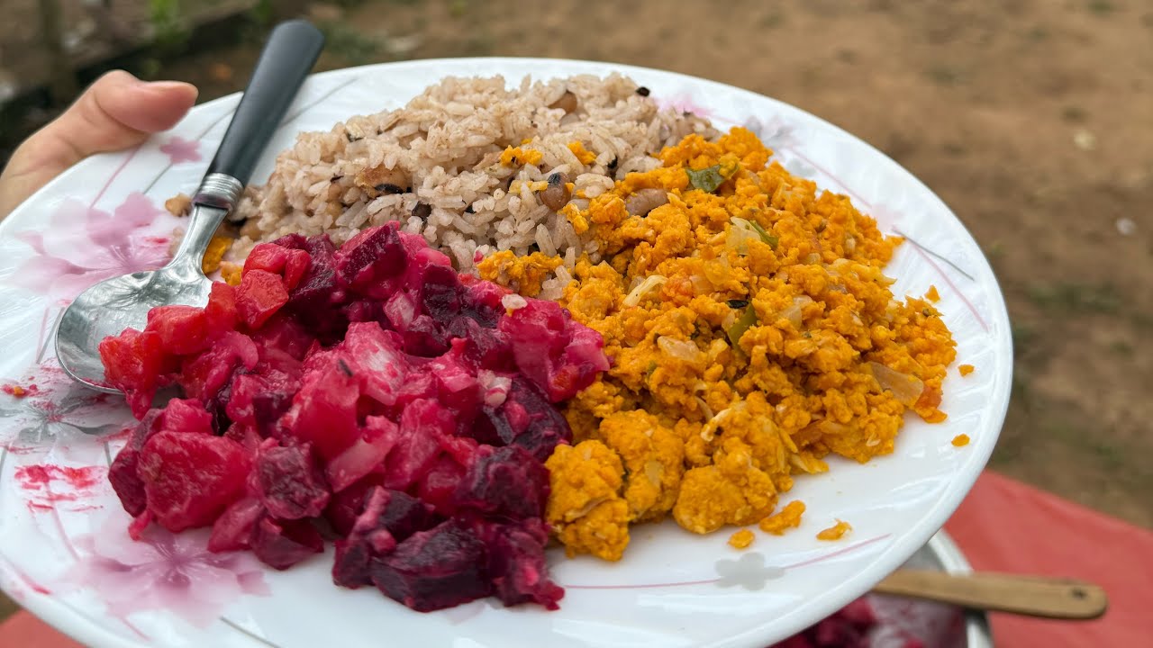 Preparamos arroz de frijol, revoltillo de moncholo y ensalada.
