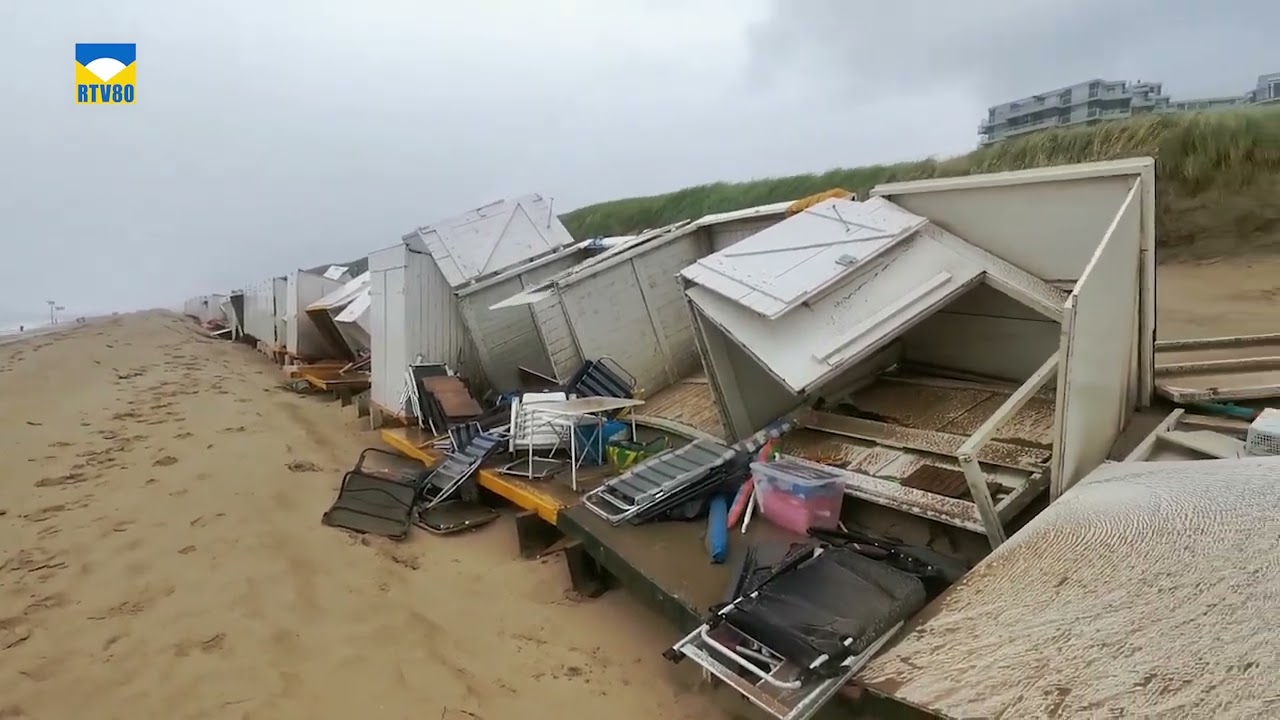 Storm Poly verwoest strandhuisjes in Egmond aan Zee