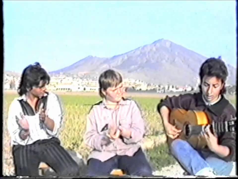 Grupo Luna de abril de Pinos Puente cantando a Lorca